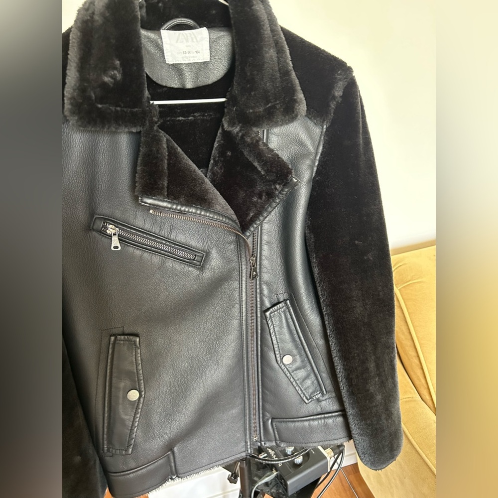 Girls #Zaraleathercoat size 13-14 , heavy , in style black fur & leather